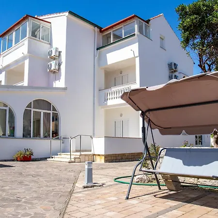 Haus Lucija Bed & Breakfast 3*