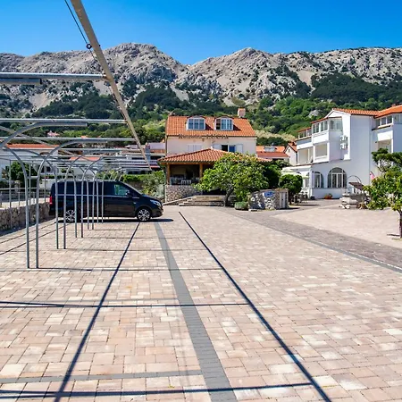 Haus Lucija Bed & Breakfast 3*