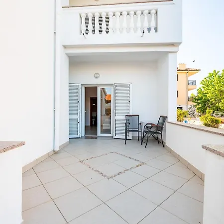 Haus Lucija Bed and Breakfast 3*