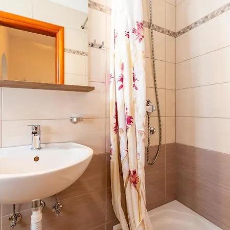 Haus Lucija Bed and Breakfast 3*
