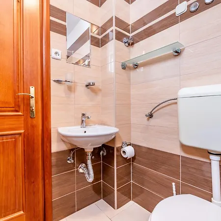 Haus Lucija Bed & Breakfast 3*