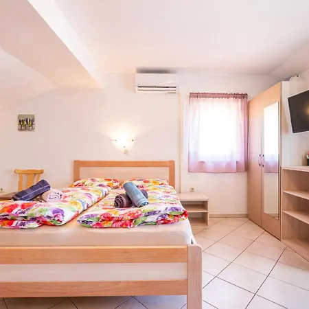 Haus Lucija Bed and Breakfast 3*