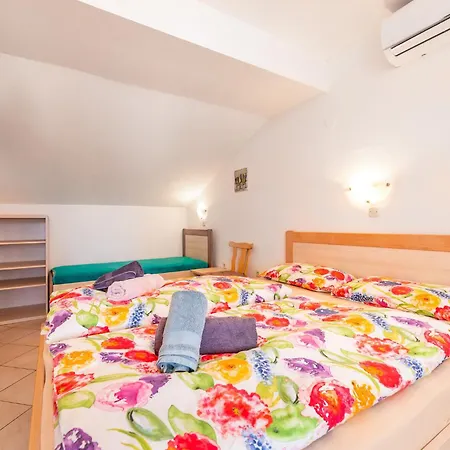 Haus Lucija Bed and Breakfast 3*